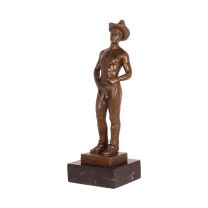 BRONZEN BEELD VAN EEN HALFNAAKTE MAN VERKLEED ALS COWBOY / NUDE