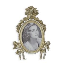 A RESIN PHOTO FRAME FLANKED BY TWO PUTTI