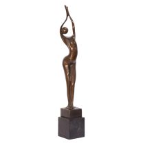 MODERN BRONZEN SCULPTUUR VAN EEN STAANDE VROUW