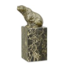 A BRONZE SCUPTURE OF A SITTING BEAR