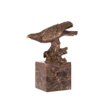 A BRONZE SCULPTURE OF AN EAGLE
