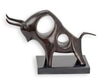 A BRONZE SCULPTURE OF A CHARGING BULL ON A MARBLE BASE