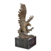 A BRONZE SCULPTURE OF AN EAGLE