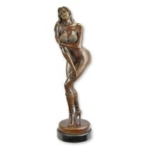 AN EROTIC BRONZE SCULPTURE OF A PIN-UP GIRL