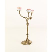 BRONZEN KANDELAAR MET TWEE TAKKEN EN PORSELEIN