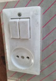 Partij van 14 stuks opbouw serieschakelaar met wandcontactdoos kema keur