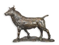 BRONZEN BEELD VAN EEN STIER OP EEN SOKKEL