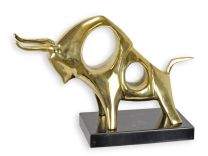 A BRONZE SCULPTURE OF A CHARGING BULL ON A MARBLE BASE