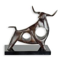 A BRONZE SCULPTURE OF A STANDING BULL ON A MARBLE BASE