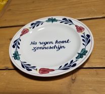 Boerenbont Tekstbord "Na regen komt Zonneschijn" rond 21cm aardewerk