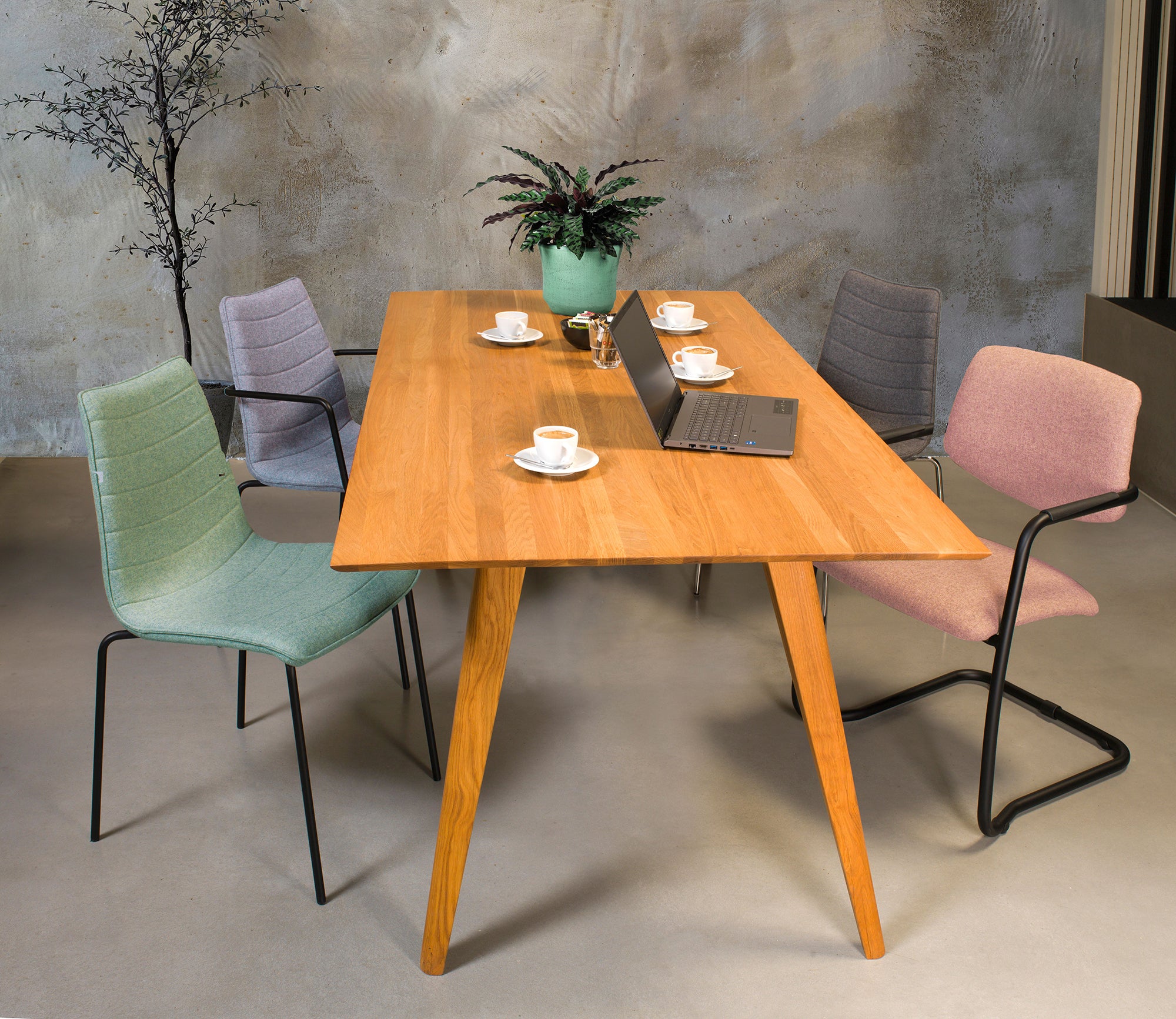 Workliving\u0020Verona\u0020eetkamerstoel\u002Fvergaderstoel\u0020\u002D\u0020met\u0020armleuningen\u0020\u002D\u0020wolvilt\u0020Fenice\u0020152\u0020zachtroze\u0020\u002D\u0020frame\u0020zwart