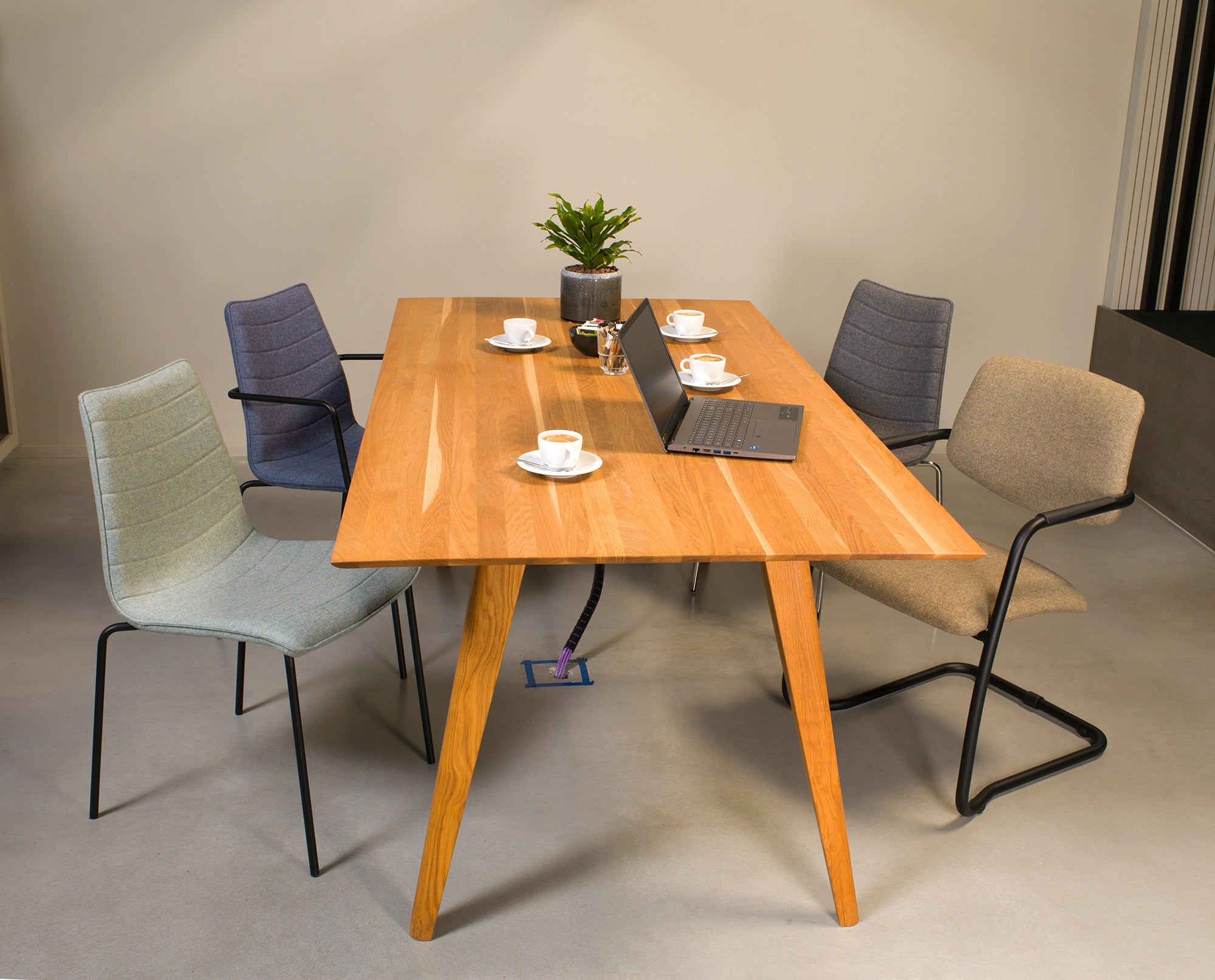 Workliving\u0020Verona\u0020eetkamerstoel\u002Fvergaderstoel\u0020\u002D\u0020met\u0020armleuningen\u0020\u002D\u0020wolvilt\u0020Fenice\u0020152\u0020zachtroze\u0020\u002D\u0020frame\u0020zwart