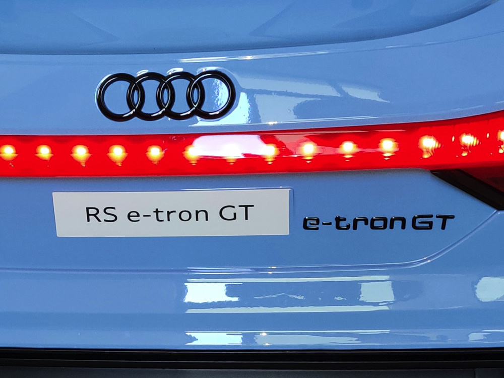 Audi\u0020RS\u0020e\u002Dtron\u0020GT,\u002012\u002Dvolt\u0020elektrische\u0020kinderauto\u0020met\u0020muziekmodule\u0020en\u0020meer\u0021