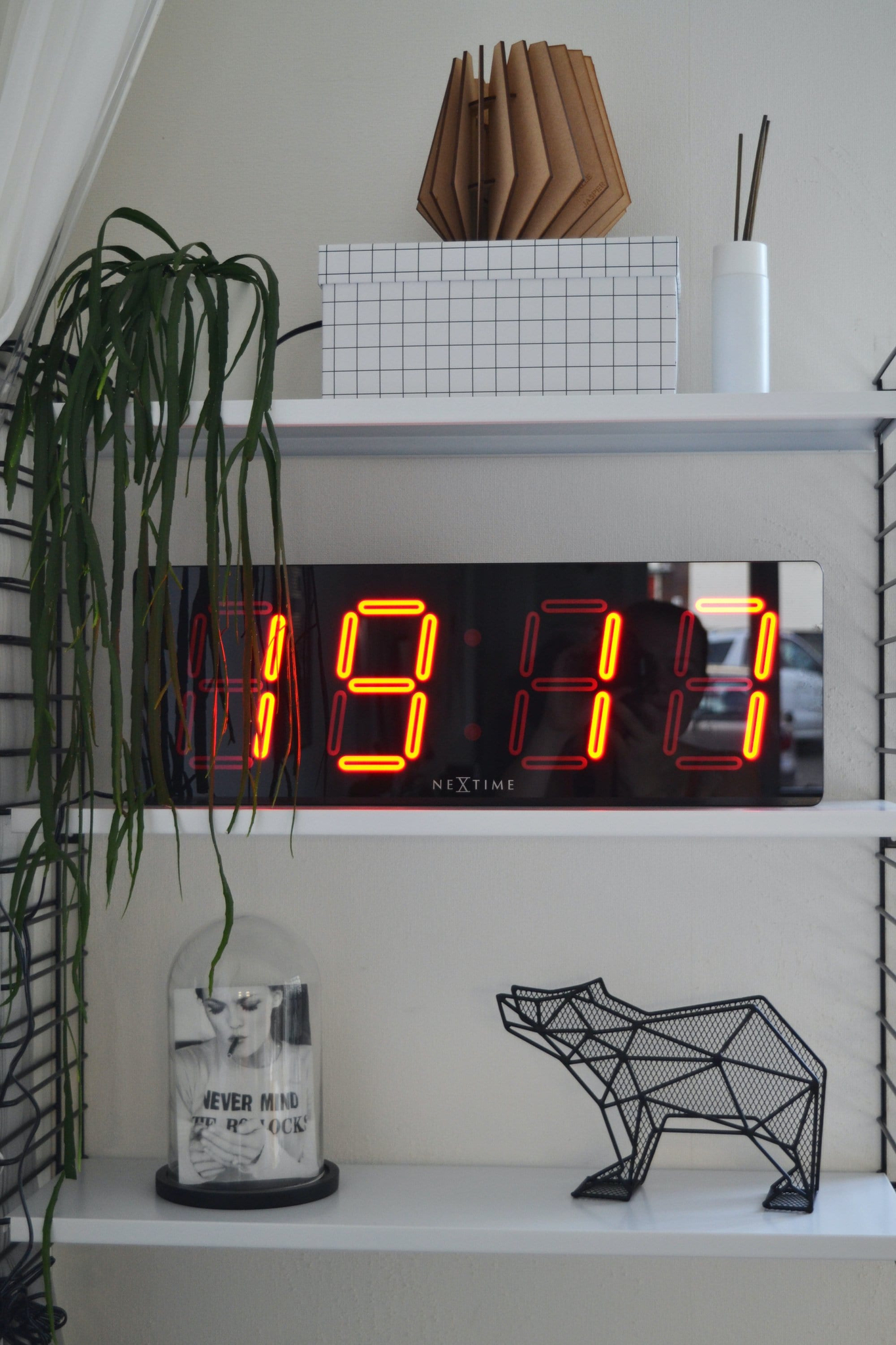 Wand\u002D\u002Ftafelklok\u0020\u002D\u002051,5\u0020x\u002018\u0020x\u00204,5\u0020cm\u0020\u002D\u0020plastic\u0020\u002D\u0020\u0027Big\u0020D\u0027