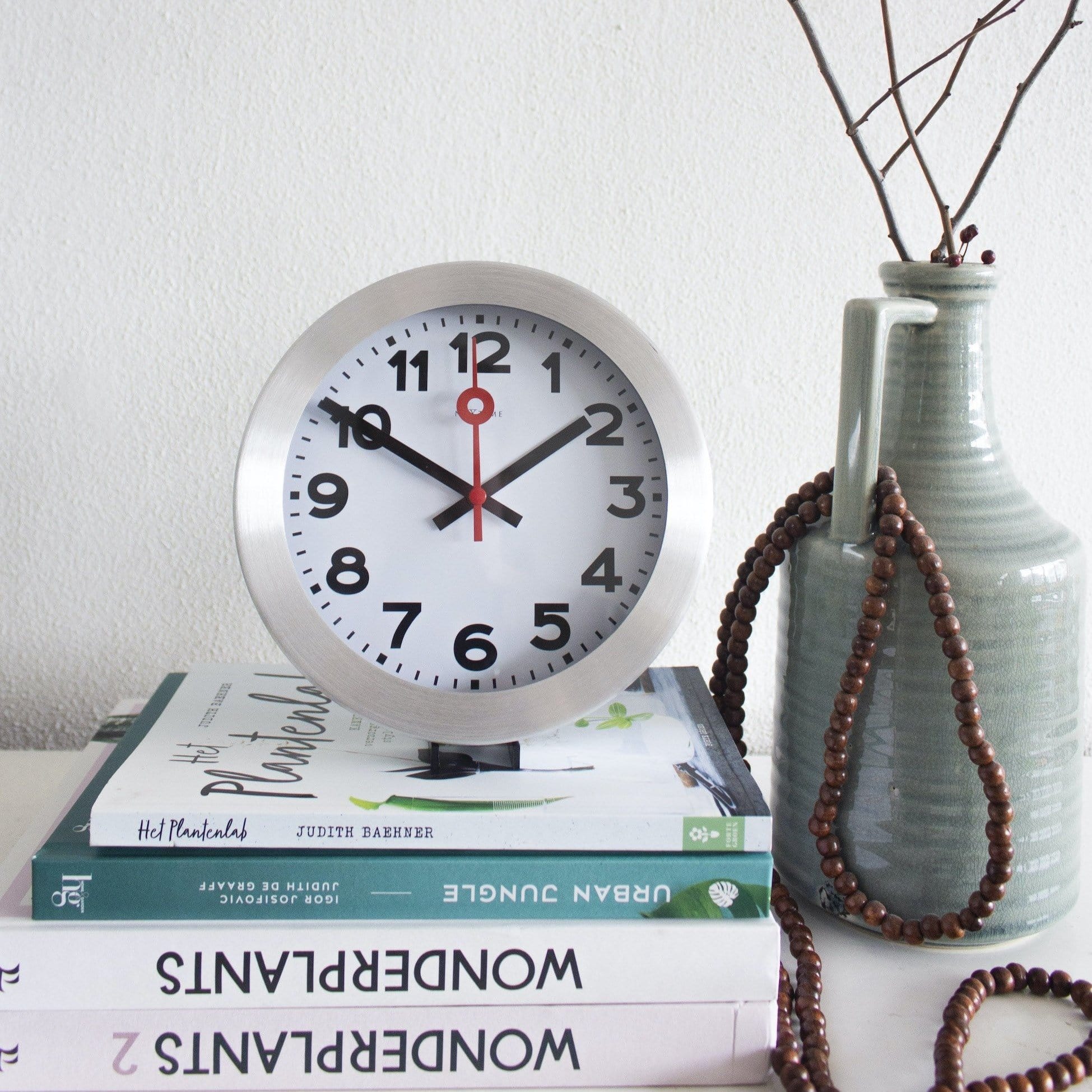 Wandklok\u0020\u002F\u0020Tafelklok\u0020\u002D\u0020aluminium\u0020\u002D\u0020\u0027Stationnummers\u0027