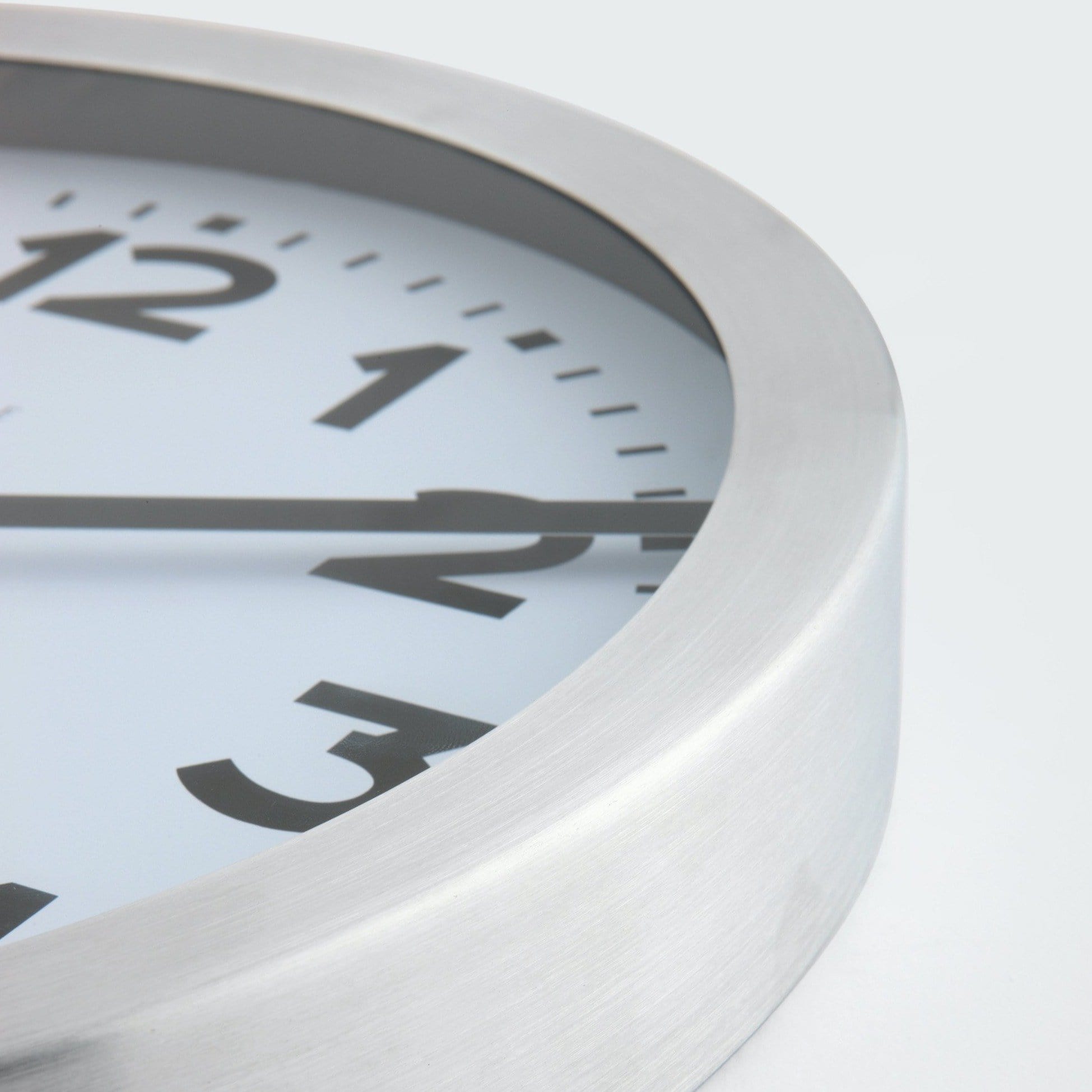 Wandklok\u0020\u002F\u0020Tafelklok\u0020\u002D\u0020aluminium\u0020\u002D\u0020\u0027Stationnummers\u0027