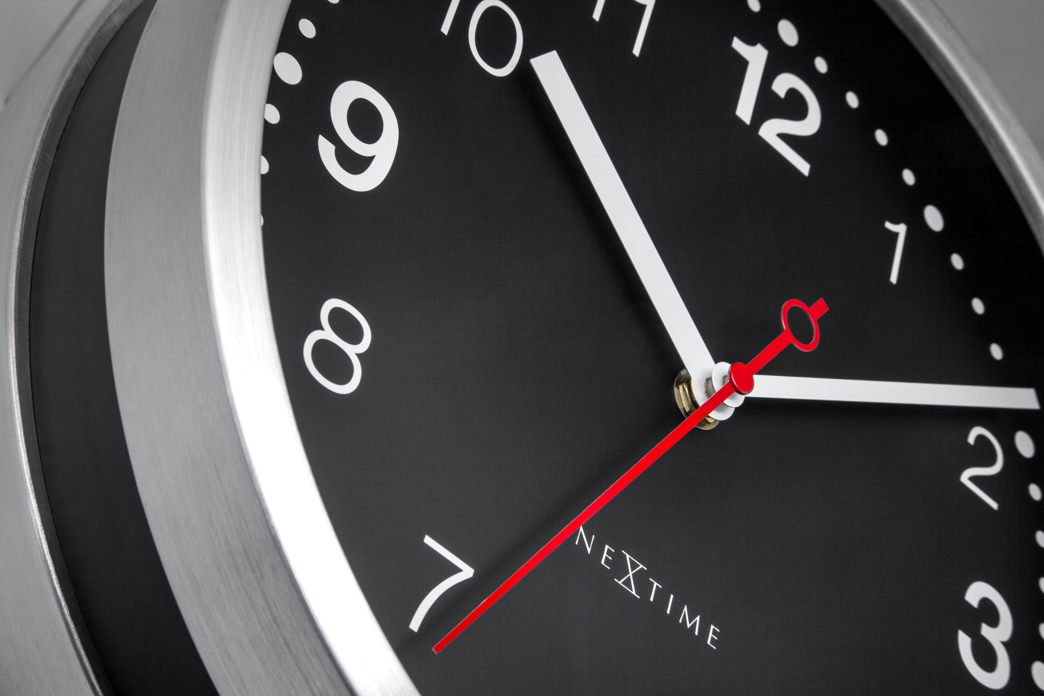 Wandklok\u002032,3x28x10cm\u002DGeruisloos\u002DWit\u0020\u0026\u0020Zwart\u002DAluminium\u002DNeXtime\u0020\u0027Double\u0027