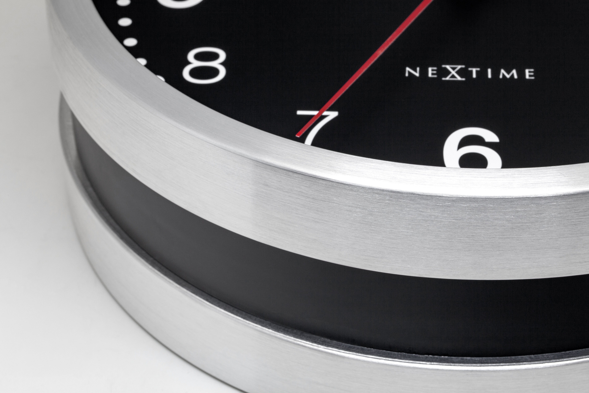 Wandklok\u002032,3x28x10cm\u002DGeruisloos\u002DWit\u0020\u0026\u0020Zwart\u002DAluminium\u002DNeXtime\u0020\u0027Double\u0027