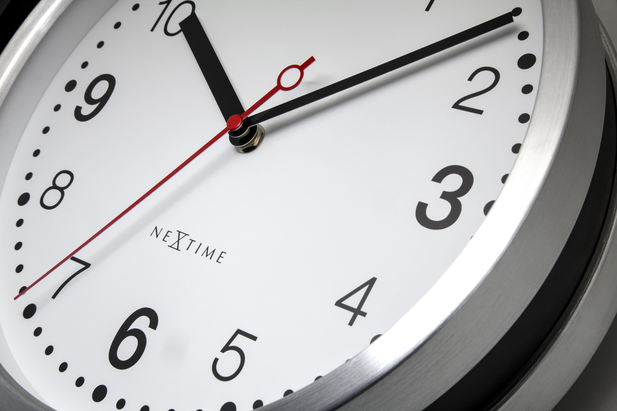 Wandklok\u002032,3x28x10cm\u002DGeruisloos\u002DWit\u0020\u0026\u0020Zwart\u002DAluminium\u002DNeXtime\u0020\u0027Double\u0027