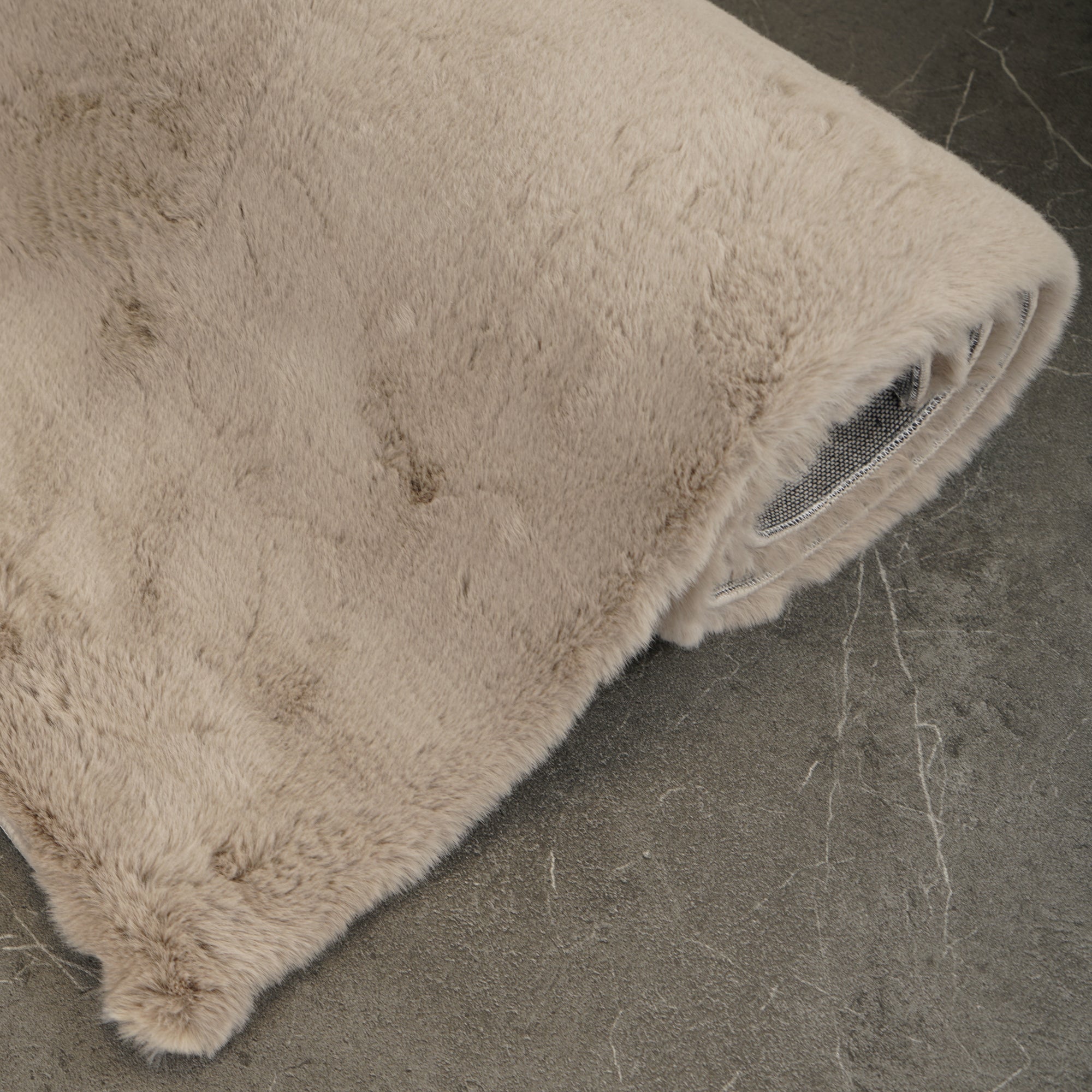 KNUFFEL\u0020Pluizig\u0020Rechthoek\u0020Vloerkleed\u0020Licht\u0020Taupe\u0020\u2013\u0020Hoogpolig\u0020Taupe\u0020Tapijt\u0020Extra\u0020Zacht