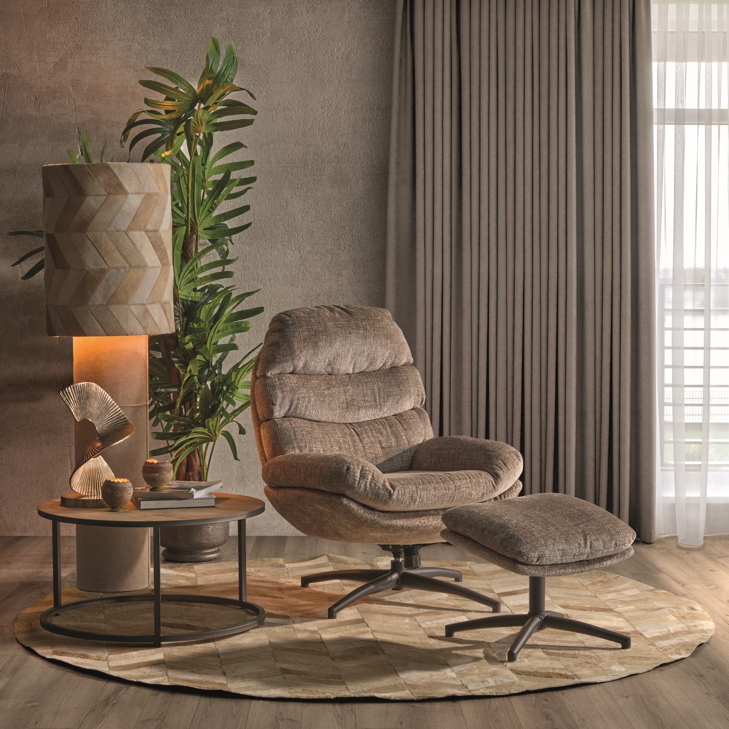 Draaibare\u0020relaxfauteuil\u0020met\u0020voetenbank\u0020in\u0020zachte\u0020stof\u0020lichtgrijs\u002Ftaupe