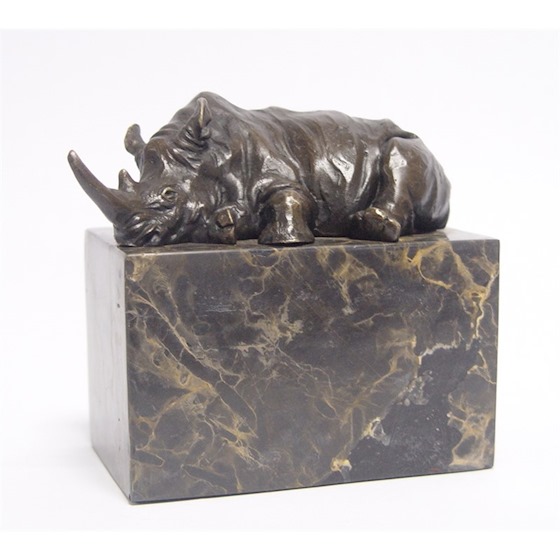 BRONZEN\u0020BEELD\u0020VAN\u0020EEN\u0020LIGGENDE\u0020NEUSHOORN