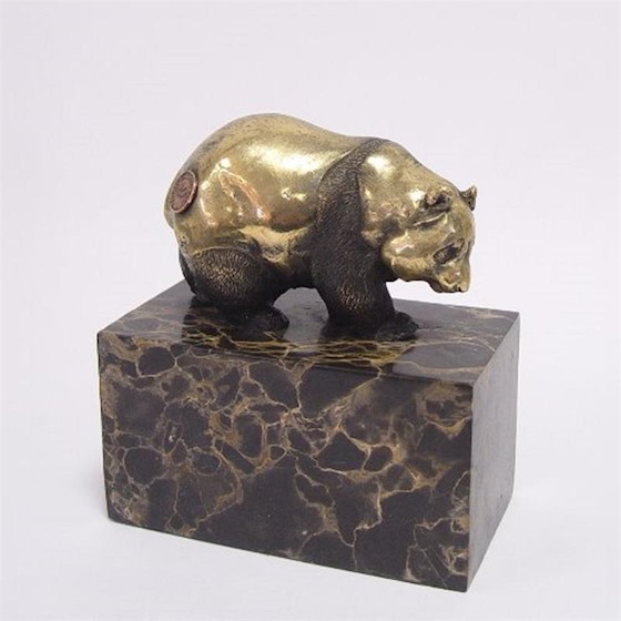 Bronzen\u0020wandelende\u0020panda\u0020op\u0020marmeren\u0020voet