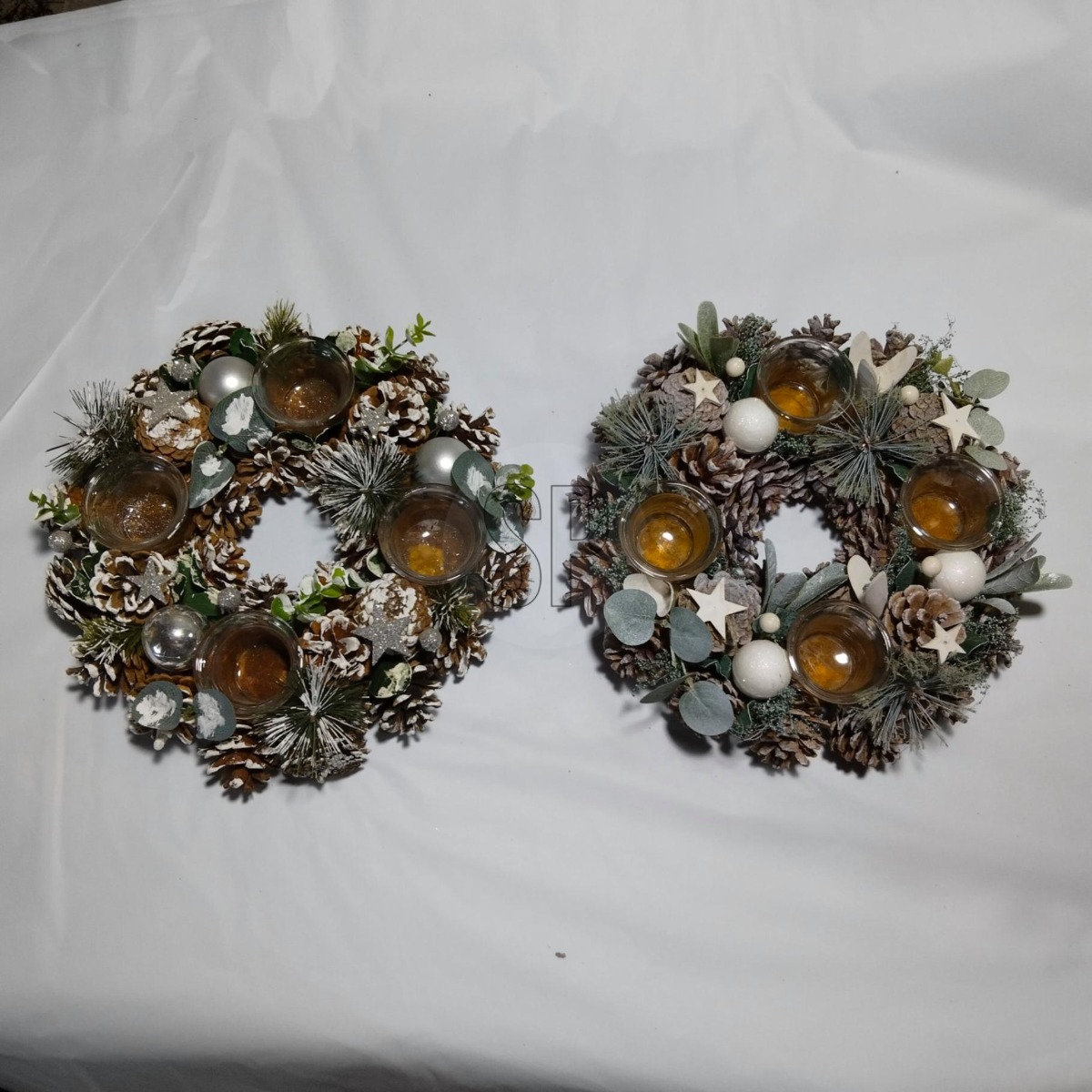 Krans\u0020met\u00204\u0020glazen\u0020theelichthouders\u0020en\u0020dennenappels\u0020