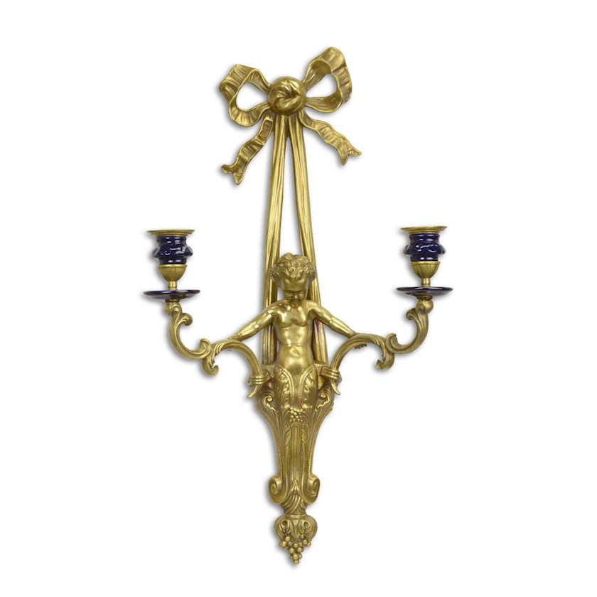Twee\u0020licht\u0020porselein\u0020gemonteerde\u0020bronzen\u0020wandkandelaars\u0020applique