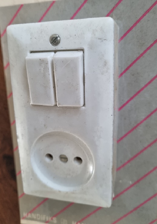 Partij\u0020van\u002014\u0020stuks\u0020opbouw\u0020serieschakelaar\u0020met\u0020wandcontactdoos\u0020kema\u0020keur